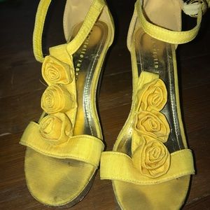 Yellow wedges with flowers
